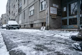 Čišćenje snega i leda ispred zgrade
