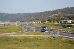 Putnici u autobusu na autputu