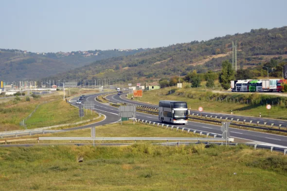 Putnici u autobusu na autputu