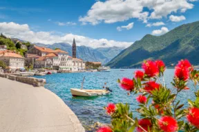 Pogled na Kotor i luksuzne nekretnine u Bokokotorskom zalivu