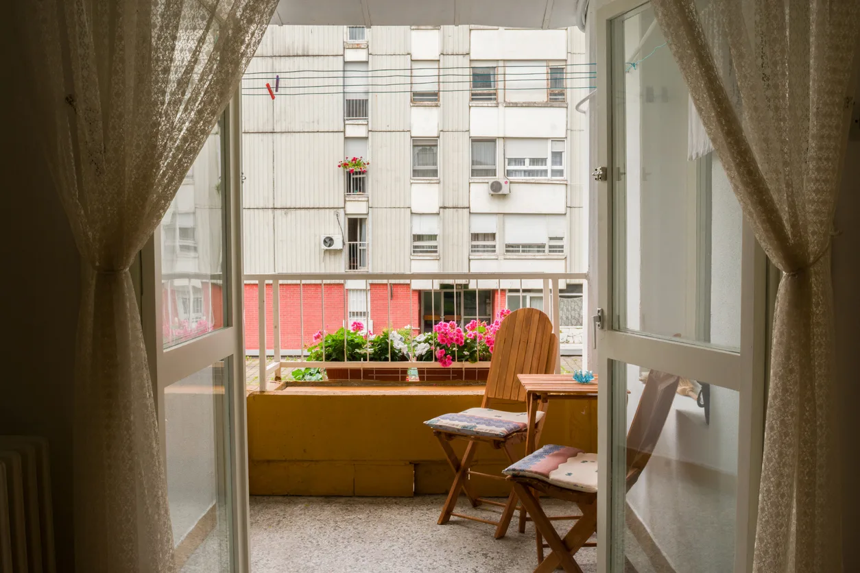 Kako rashladiti stan spuštenim roletnama i zaštitom od sunca