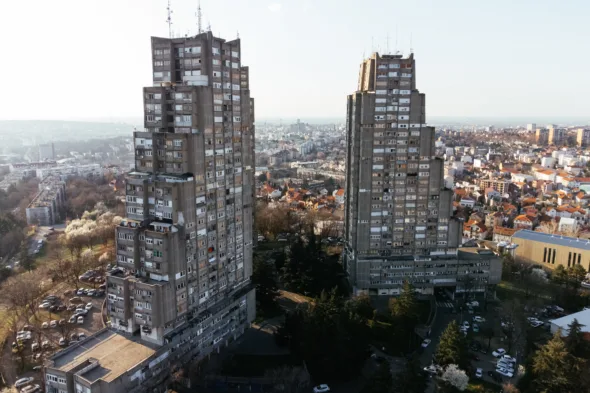 Muškarac računa troškove kupovine druge nekretnine u stanu